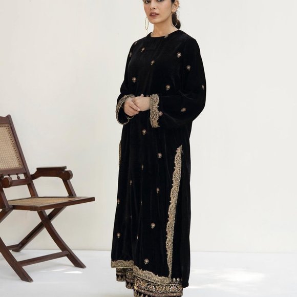 Punjabi Pakistani Beautiful Black Velvet Suit - Picture 4 of 8